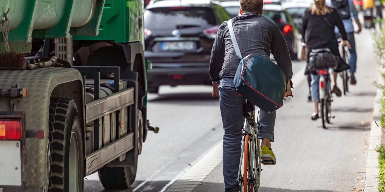 Bezpieczeństwo rowerzystów i pieszych w miastach